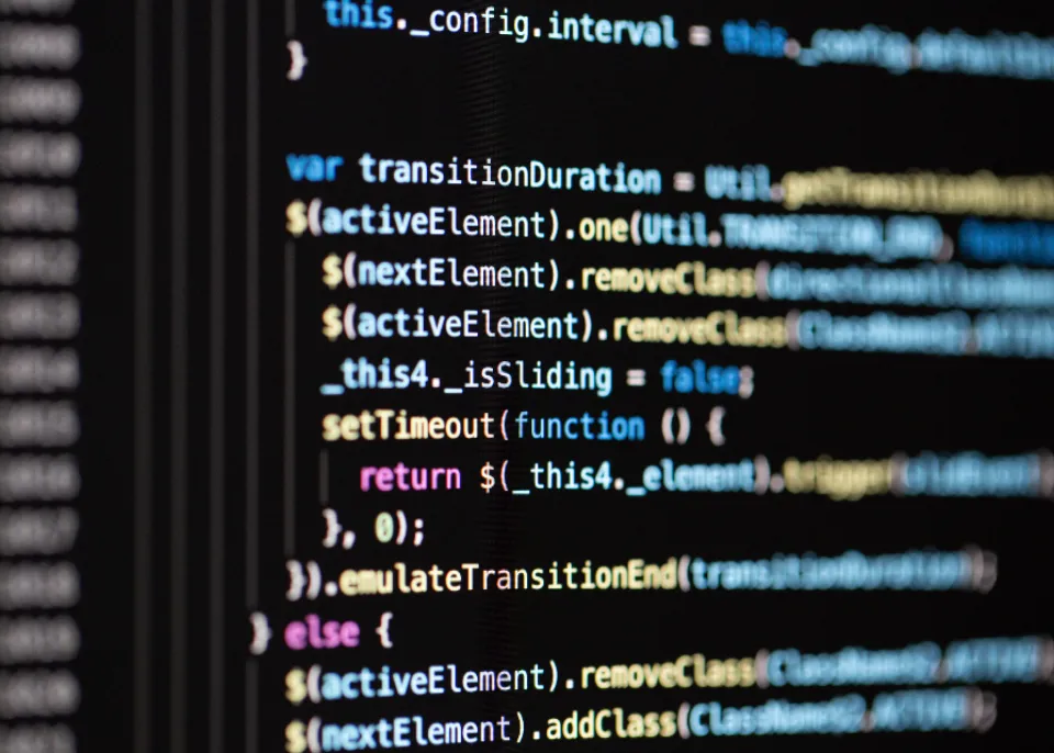 Código de programação em uma tela escura