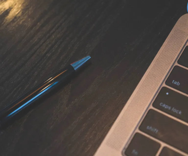 Notebook aberto com código na tela